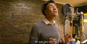 Américo interpretando "Mi paz les doy"