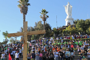 Miles de jóvenes dieron inicio en Santiago a las celebraciones de Semana Santa