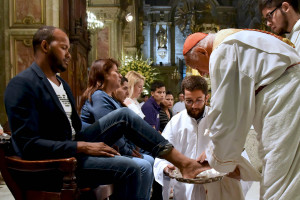 Ricardo Ezzati: "Lavarse los pies significa ponerse de rodillas frente al hermano para conocerlo mejor"