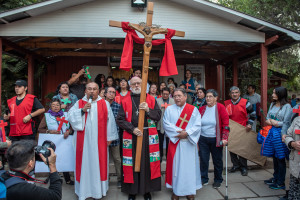 Obispo Aós en Via Crucis: "Estamos llamados a compartir con los que más necesitan"