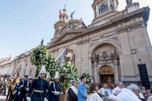 Multitudinaria procesión y oración por Chile a la Virgen del Carmen