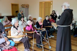 En el Día del Abuelo, Celestino Aós visitó hogar de ancianos