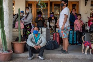 Arzobispado de Santiago acoge a 120 migrantes peruanos en situación de calle