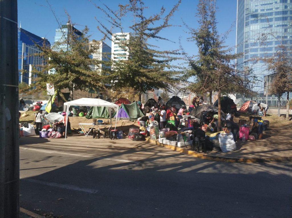 Más de 300 bolivianos serán albergados por el Arzobispado de Santiago en un colegio de la corporación educacional