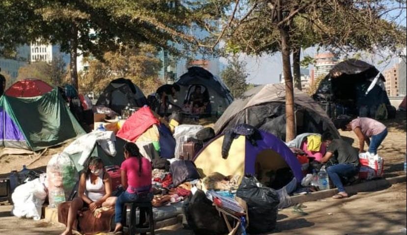 Más de 300 bolivianos serán albergados por el Arzobispado de Santiago en un colegio de la corporación educacional