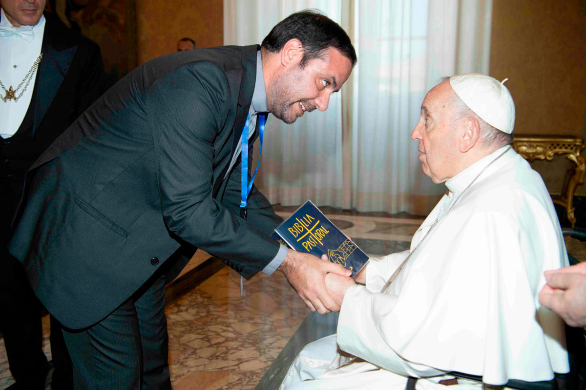 El Papa recibió la Nueva Biblia Pastoral de SAN PABLO